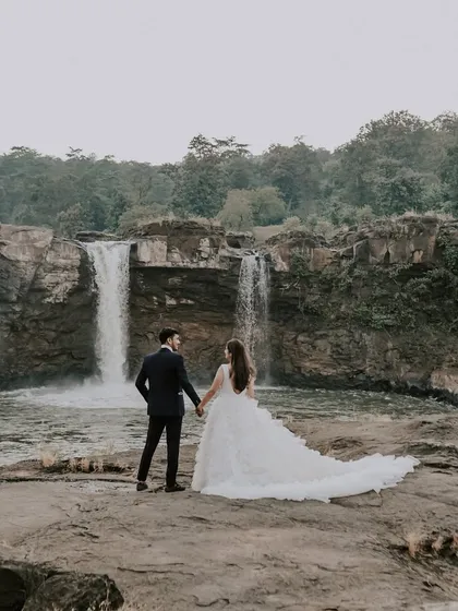 Standing before a majestic waterfall, their love story felt as powerful and natural as the landscape around them. This is an example of how we can use dramatic natural backdrops for a truly epic pre-wedding photoshoot.