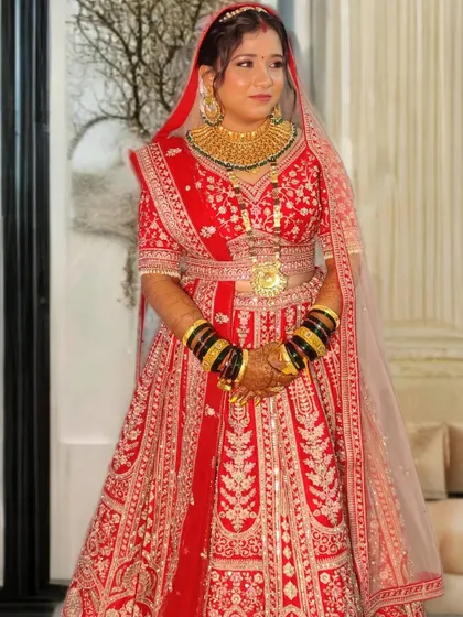 A full view of Urmila's reception look, where she paired her North Indian lehenga with traditional Maharashtrian black and gold bangles.