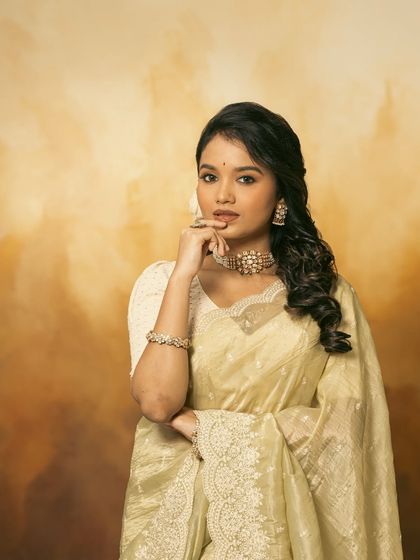 A thoughtful pose from the actress. The choker is a versatile piece that can be styled in many ways.