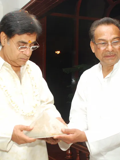 Remembering the Ghazal King, Padma Bhushan Jagjit Singh Ji. Here he is seen with Shri B.R. Saini during one of his many visits to the institute.