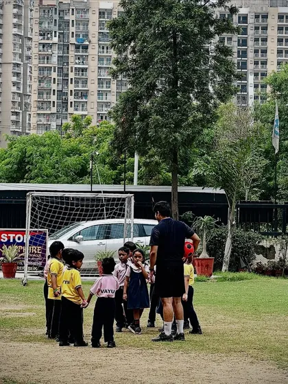 A coach giving instructions to a small group of young players during a workshop, demonstrating our focus on personalized attention and foundational skills.
