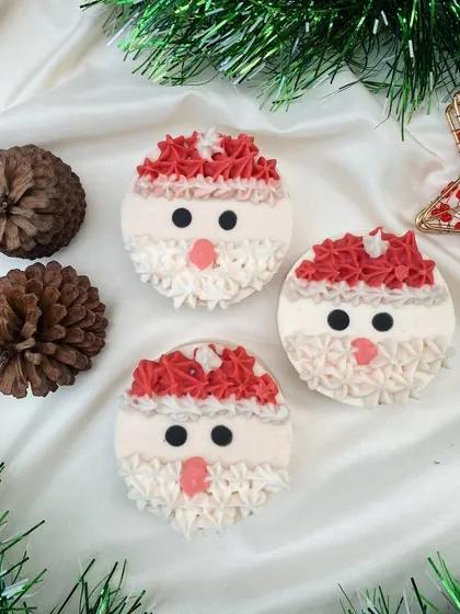 My full Christmas collection! From Santa faces and candy canes to mistletoe and holly, these festive soaps are perfect for gifting or just treating yourself.
