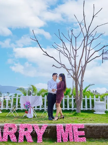 A different take on the proposal theme, this "Marry Me" sign made of pink flowers adds a soft and romantic touch to your pre-wedding photos.