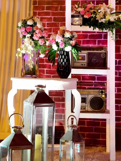 A retro-inspired corner. I used vintage radios, lanterns, and floral arrangements to style this shelf, creating a unique and nostalgic vignette.