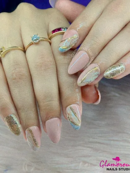 This set is a beautiful mix of textures and patterns. It combines soft nude nails with a stunning blue and gold marble effect and full-coverage gold glitter nails for a look that is pure elegance.