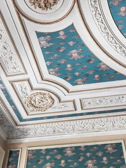 This enchanting all-over print from Fornasetti adds a delightful touch to this ceiling. The pattern of personified suns and clouds, originally sketched for a headscarf, showcases a moment of true creative ingenuity.