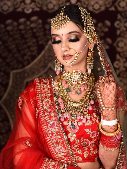 This detailed shot captures the beauty of the layered bridal jewellery. The combination of the choker and the longer necklace with pastel stones is a modern trend.