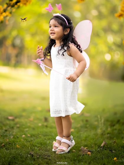 A magical moment in the park with our little fairy. We add creative touches like butterfly wings and a wand for our themed outdoor shoots.