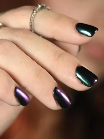 This amazing polish gives a two-tone gradient effect, shifting from green to purple.