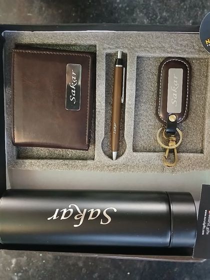 A complete corporate or personal gift set with a personalized temperature bottle, wallet, keychain, and pen, all engraved with the same name for a coordinated look.