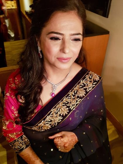 Another angle of this natural and glowy party makeup. You can see how the skin looks luminous and the eyes are softly defined, creating a sophisticated look.