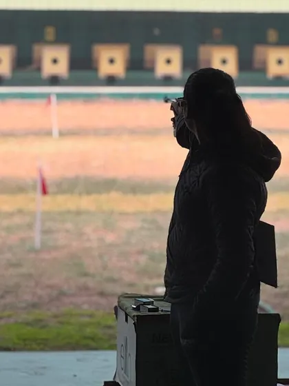 A shooter takes aim during the 50m pistol event at the National Championships. This discipline requires immense stability and concentration, which we develop through specific drills.