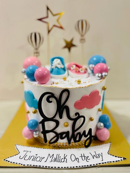 A full view of the adorable "Oh Baby" cake, perfect for a gender-neutral or gender-reveal party.