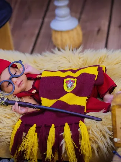 Calling all wizards in training. My Harry Potter themed newborn shoot is pure magic. We use iconic props like the wand, glasses, and a Gryffindor scarf to create a little piece of Hogwarts right here in the studio for your magical new arrival.