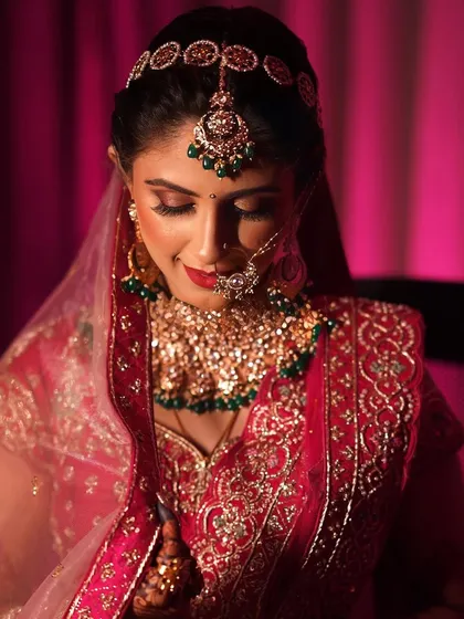 A closer look at the intricate details of this classic bridal makeup. I focused on creating a soft glam eye with a bold red lip, enhancing her natural features to ensure she looked and felt absolutely stunning.