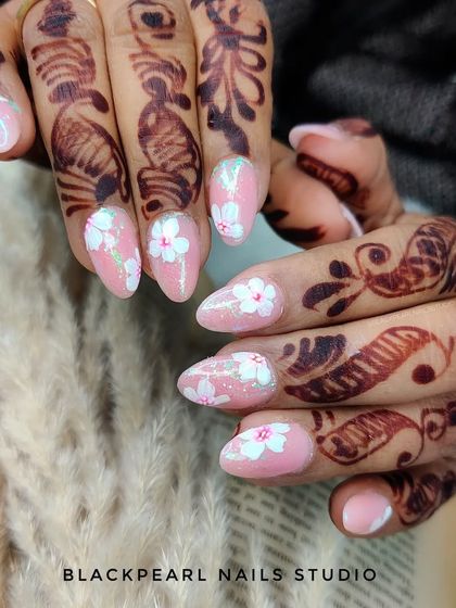 A magical design featuring a unicorn glitter base with delicate, hand-painted white flowers. This set is perfect for clients who want a whimsical and sparkling look that complements their festive mehendi.