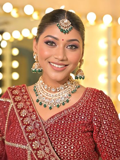 A complete bridal look featuring a heavy, gold-plated Kundan necklace, haath phool, and maang tikka, all available for rent.
