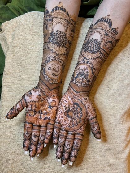 A beautiful design with a mix of floral and peacock motifs. The back of the hand features a stunning mandala with a Bengali quote.