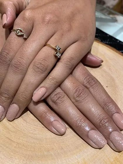An elegant nude manicure with a touch of sparkle. Most nails are a classic beige, while the accent nails are coated in a beautiful, fine-milled champagne glitter.