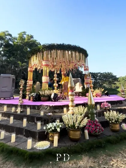 The candle-lined steps leading up to the lakeside mandap. This detail adds a layer of romance and warmth to the entire setup, especially as evening approaches.