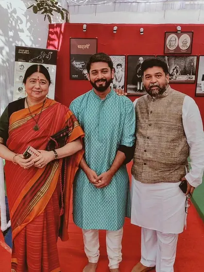 With the esteemed artists Bhuvanesh Komkali and Kalapini Komkali at the 'Kalajayi' festival.
