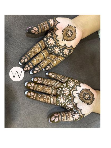 A gorgeous design for the Teej festival, with a central mandala and fingers covered in delicate lotus patterns.