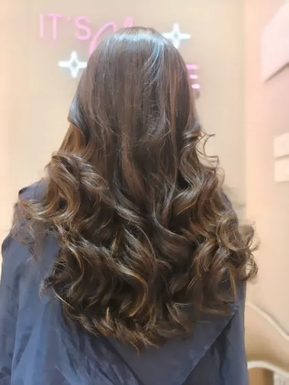 Another angle of this stunning highlight and curl combination. We make sure your hair looks amazing from every viewpoint.