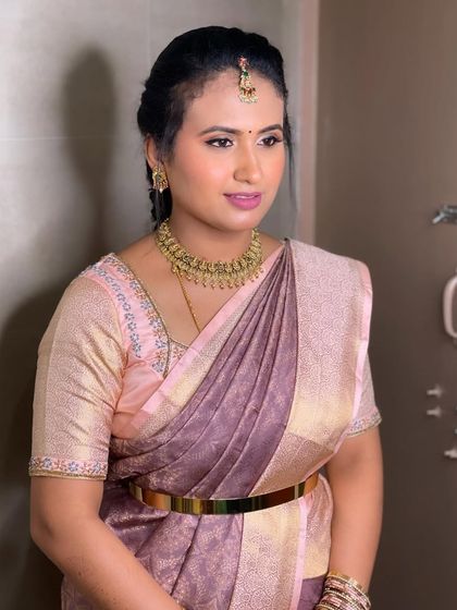 Another angle of this elegant guest look.