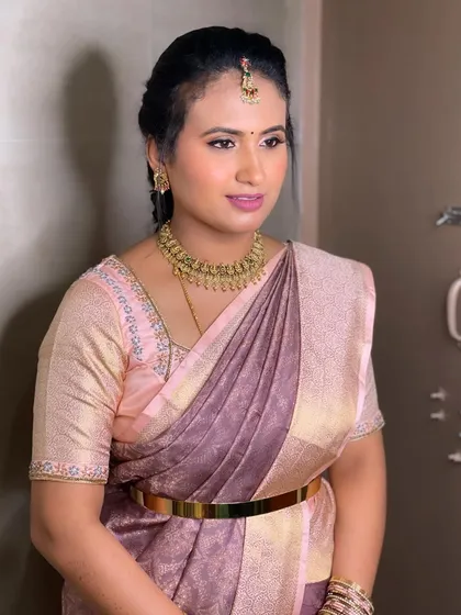 Another angle of this elegant guest look.