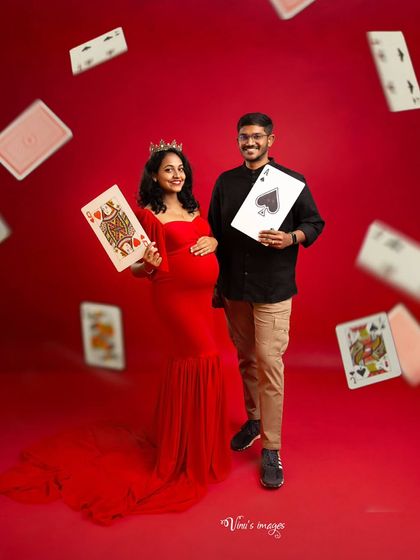 The royal flush of love. This couple's portrait continues the playful card theme, with the parents-to-be holding the King and Queen of hearts, ready for their little ace.