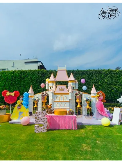 I brought the magic of Disney to life with this incredible fairytale castle, creating a royal celebration for a little princess's 5th birthday. This large-scale prop serves as the stunning centrepiece for the entire event, perfect for photos and imaginative play.