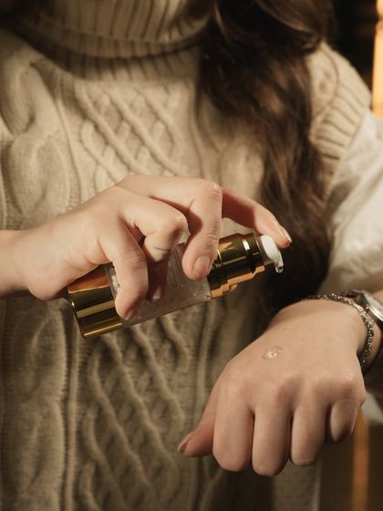 The silky, lightweight texture of the Gluta Bubble Serum feels incredible on the skin. Just a single pump is enough to cover your face and neck for overnight hydration and glow.