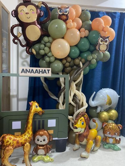 The full view of our jungle safari setup for Anaahat's birthday. The balloon tree and jeep photo prop create an immersive experience for the little explorers at the party.