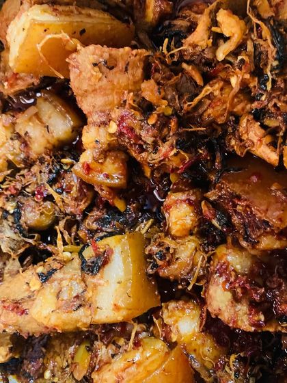 This is a delicious dry pork dish cooked with dried bamboo shoot and a red chilli chutney we call 'etsu molu'.