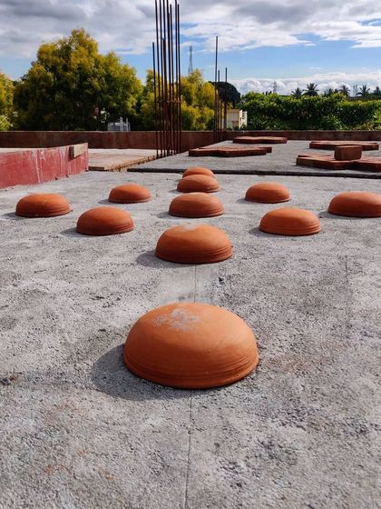 Clay pots on spot, ready for the concrete pour. This image shows the construction process of a filler slab, where terracotta pots are used to displace concrete, making the roof lighter and more insulating.