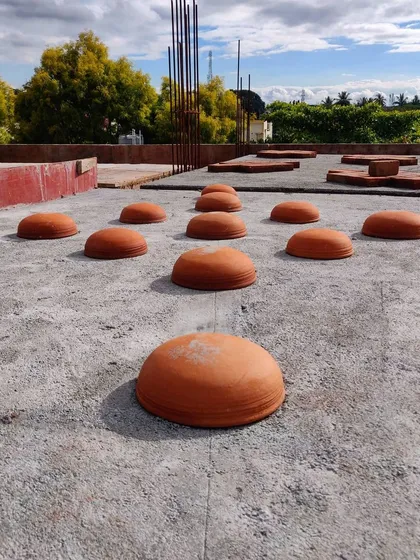 Clay pots on spot, ready for the concrete pour. This image shows the construction process of a filler slab, where terracotta pots are used to displace concrete, making the roof lighter and more insulating.