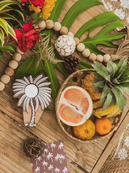 A tabletop detail from our Mauritius event, featuring local tropical fruits like pineapple and grapefruit alongside handcrafted decor.
