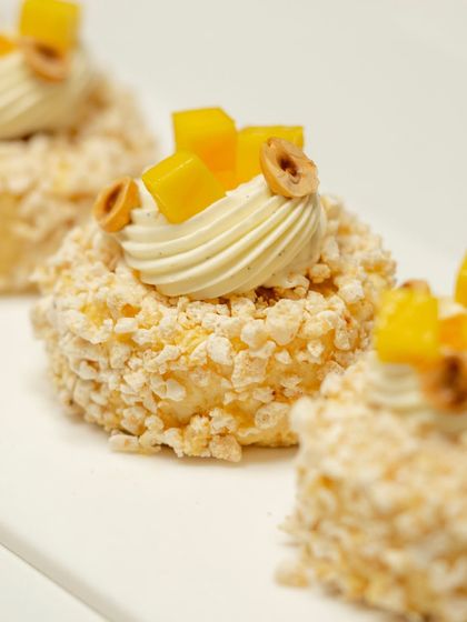 This individual dessert from one of our masterclasses features mango, hazelnut, and a crunchy crumble. We teach you how to combine different components to create a harmonious final product.