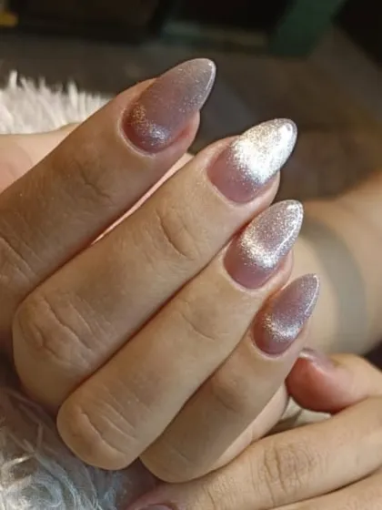 A stunning "cat-eye" manicure in a neutral, shimmery shade. The magnetic effect creates a bright silver line that moves with the light, giving the nails a captivating, velvet-like appearance.