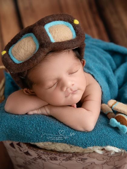 This little pilot is ready to fly to the moon! The aviator hat and toy plane are perfect for a family of travelers or anyone who wants to capture a spirit of adventure.