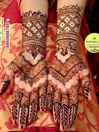 An elegant Arabic-style design on the back of the hands. The leafy vines and delicate patterns create a graceful and modern look.