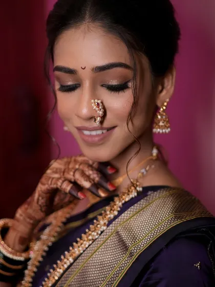 A close-up of this bride's soft and elegant makeup, perfect for her traditional Maharashtrian look.