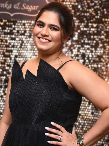 Smokey eyes that perfectly sync with her gaze, paired with soft nude pink lips for a flawless, captivating party look. This is modern glamour at its best.