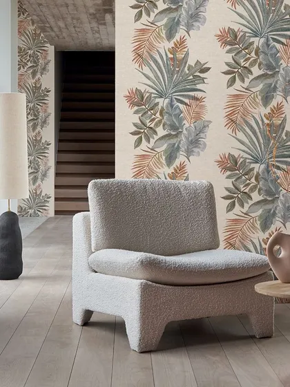 An artist's sketch is reinterpreted on embroidered linen cloth in our Hanaé wallcovering. The overlapping threads and mix of colors add depth to the foliage, giving a modern twist to the botanical design.