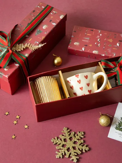 This red Christmas box contains a cute heart-printed mug and our gourmet hot chocolate mix, making it a perfect gift for a cozy night in.