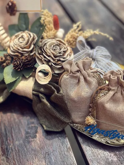Sometimes, tradition calls for a different kind of elegance. I created this rustic gold coin platter to celebrate the arrival of a baby boy, combining natural textures like jute and dried florals with a personalized name tag for a thoughtful, modern touch.