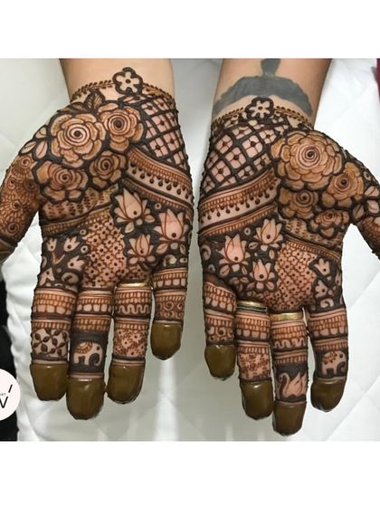 The same design with the henna paste freshly applied.