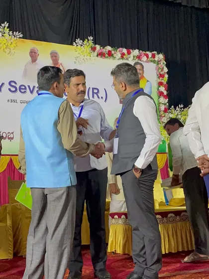 Greeting and thanking the other dignitaries and volunteers who made the event possible.