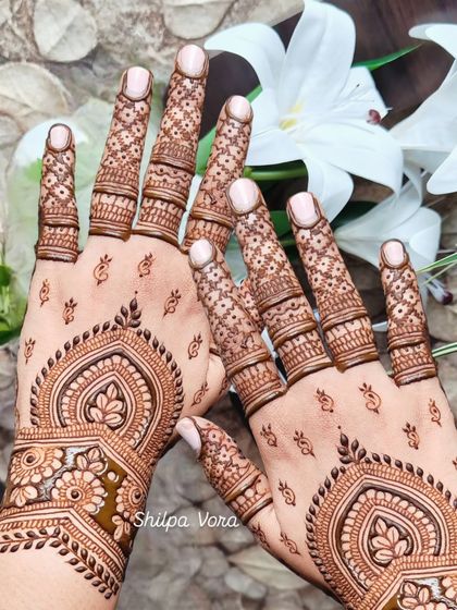 A delicate and pretty design covering the fingers and wrist, leaving the palm open.