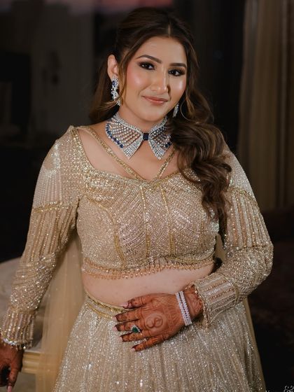 A stunning golden sangeet look. I'll teach you how to work with shimmery outfits and create a makeup look that is glamorous yet sophisticated.